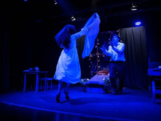 Ossessioni- scena di ballo e leggerezza tra i due protagonisti della pièce