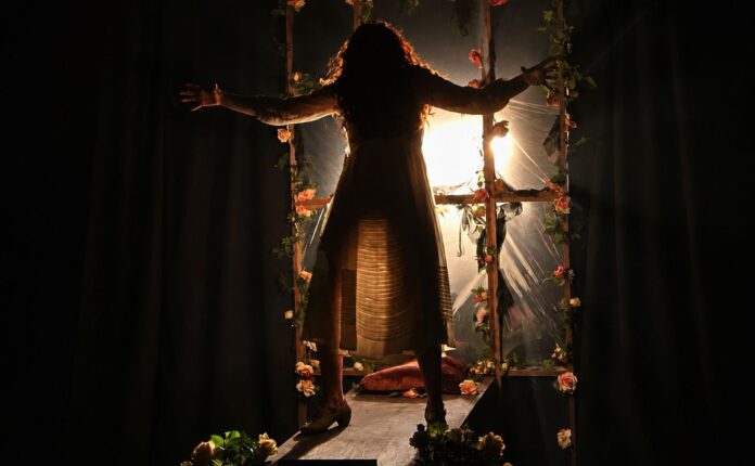 Rappresentazione della figura femminile come una presenza inquietante e misteriosa