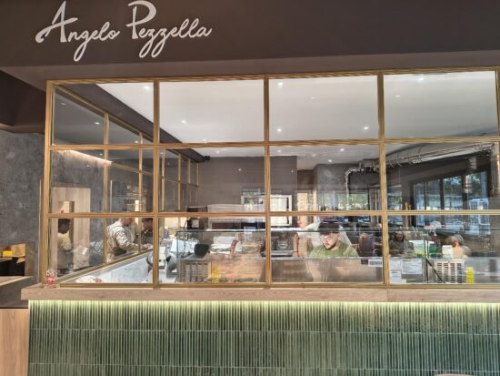 La cucina a vista della Pizzeria Angelo Pezzella