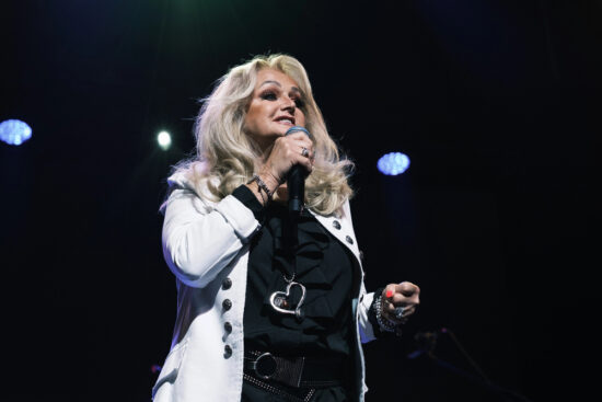 Addio alla leggenda musicale Bonnie Tyler. Aveva 75 anni