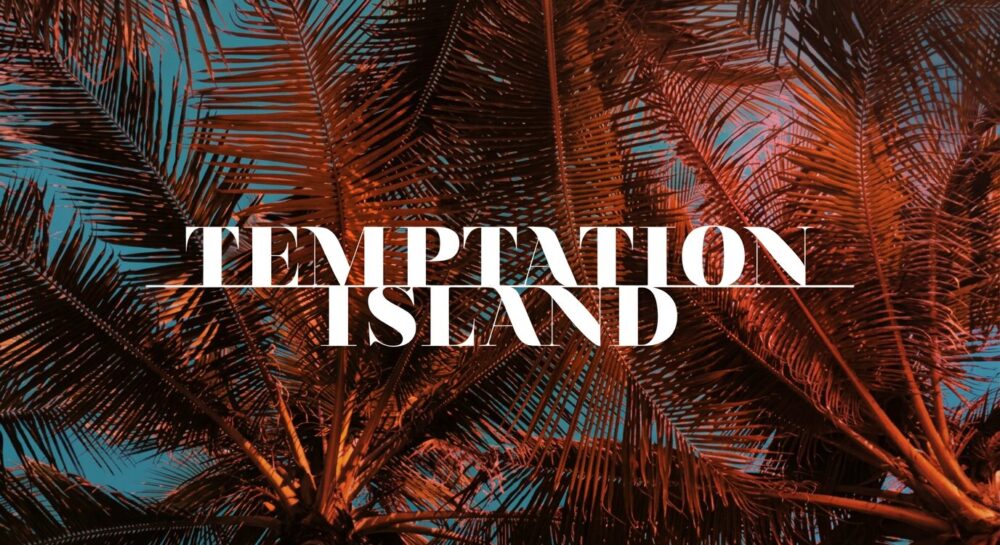 Perché non riusciamo a fare a meno del falò? Scopriamo la funzione sociale e i meccanismi psicologici dietro il trash di Temptation Island.