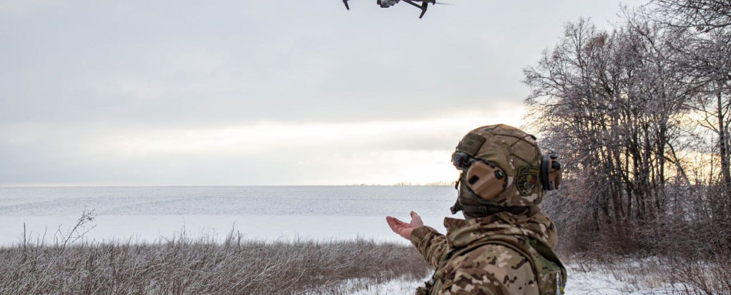 Militari della guardia di frontiera ucraina con droni DJI Mavic