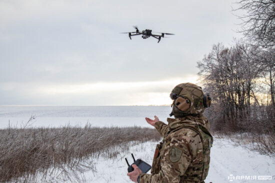 Militare della guardia di frontiera ucraina con droni DJI Mavic