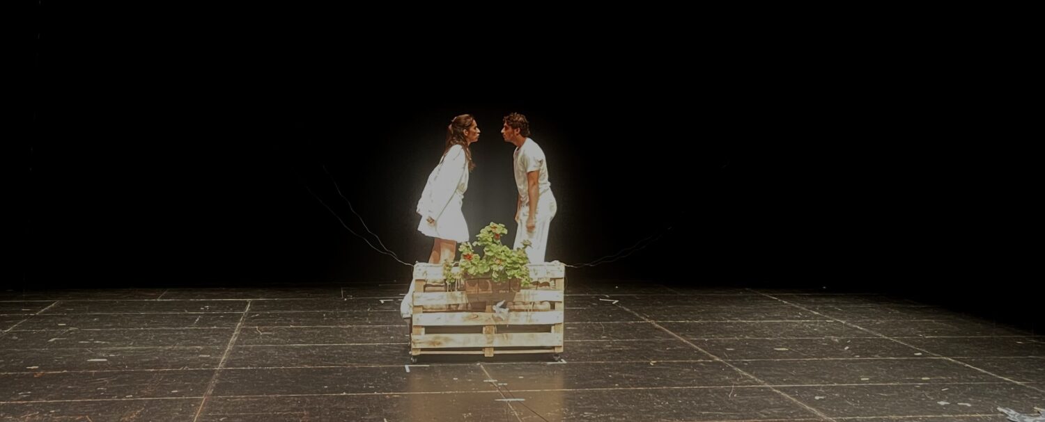 Gli attori Francesca Sirtori e Riccardo Gueci durante lo spettacolo “Le ultime parole famose” al Teatro Vascello di Roma.