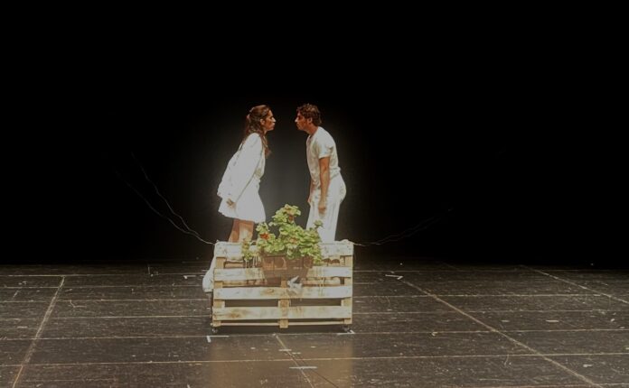 Gli attori Francesca Sirtori e Riccardo Gueci durante lo spettacolo “Le ultime parole famose” al Teatro Vascello di Roma.