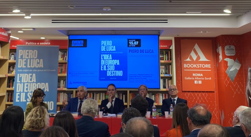 De Luce presenta il libro