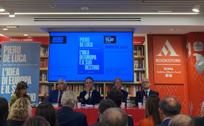 De Luce presenta il libro