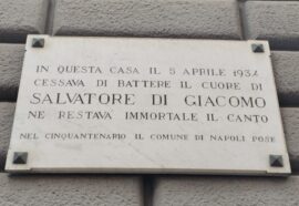 La lapide di Salvatore Di Giacomo: quando l’arte e la storia si incontrano a Chiaia