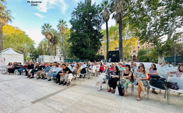 Arena di Notti di Cinema a Piazza Vittorio durante la rassegna estiva di Roma Lavoreremo da grandi
