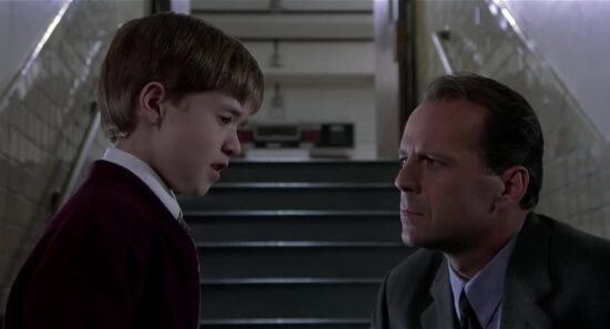 Il dottor Crowe interpretato da Bruce Willis