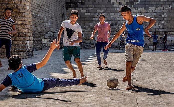 Cos'è la Scugnizzo Cup? Storia, numeri social e impatto sociale del celebre torneo dei quartieri di Napoli giocato nell'ex carcere minorile.
