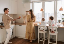 Acciaio inossidabile vs. armadietti in compensato: quale è meglio per i moduli cucina?
